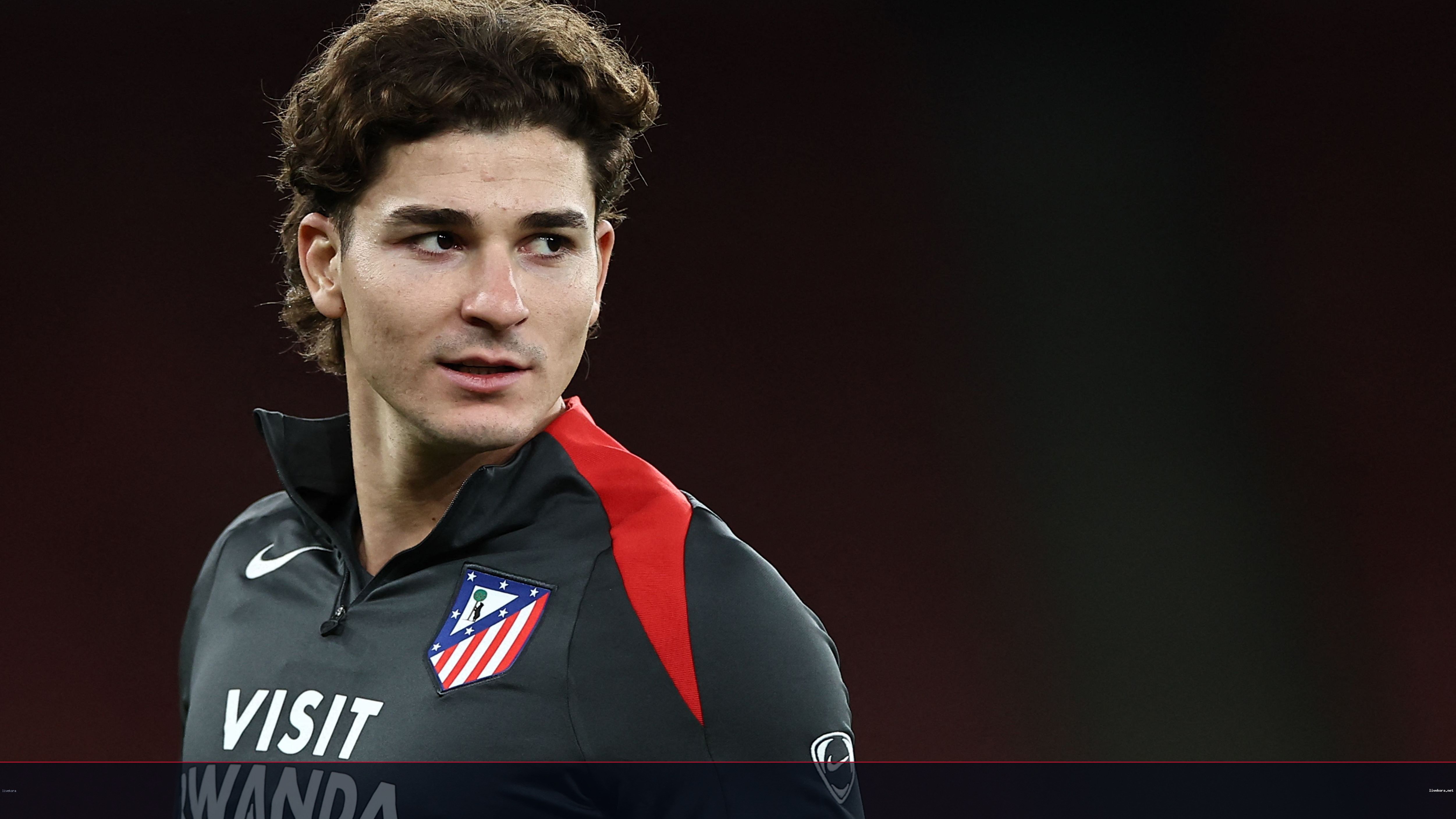 أتلتيكو مدريد يغلق الباب أمام برشلونة.. رسالة حاسمة بشأن مستقبل ألفاريز