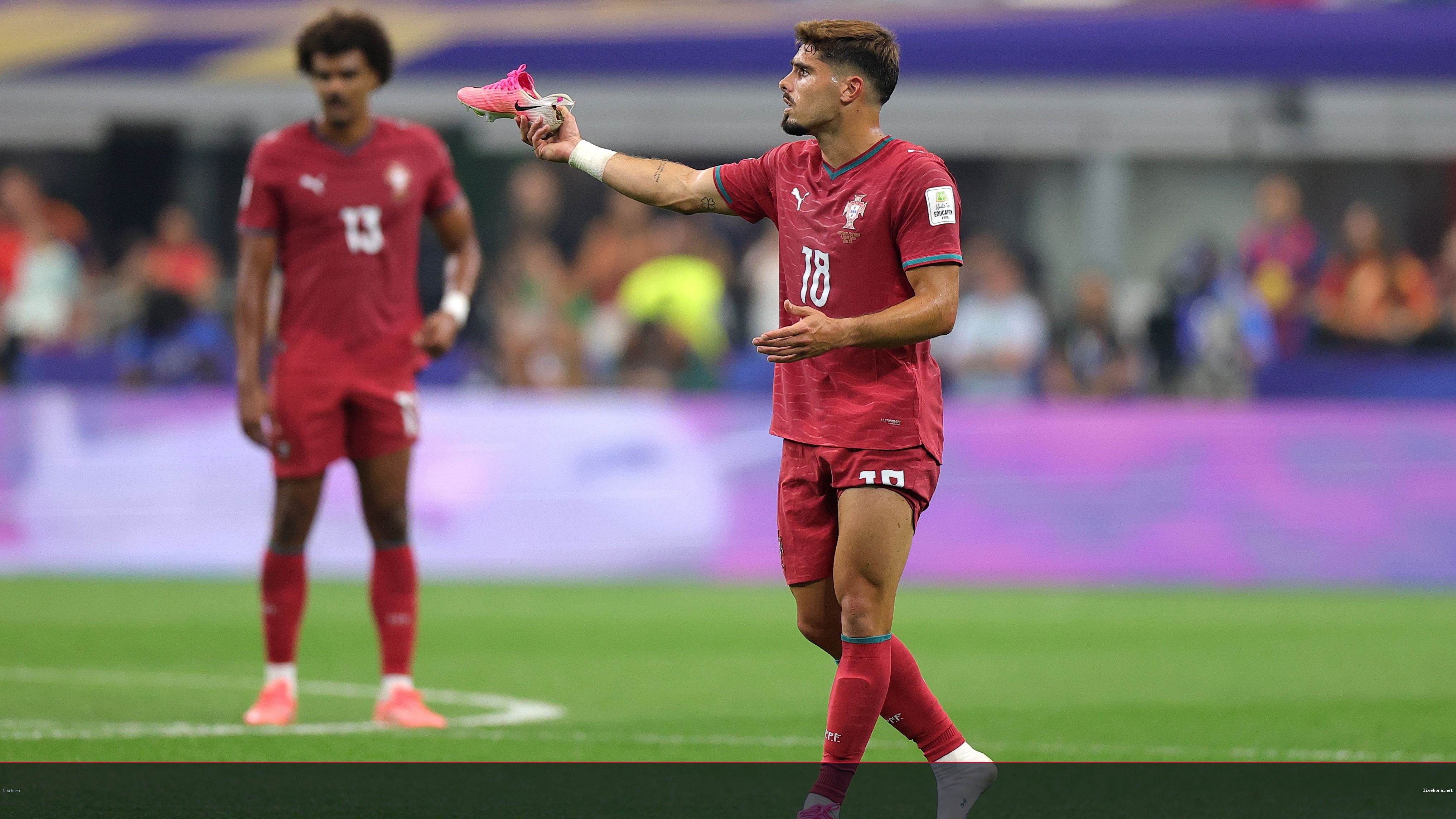 تدخل عنيف يمزق حذاء نيتو أمام إسبانيا