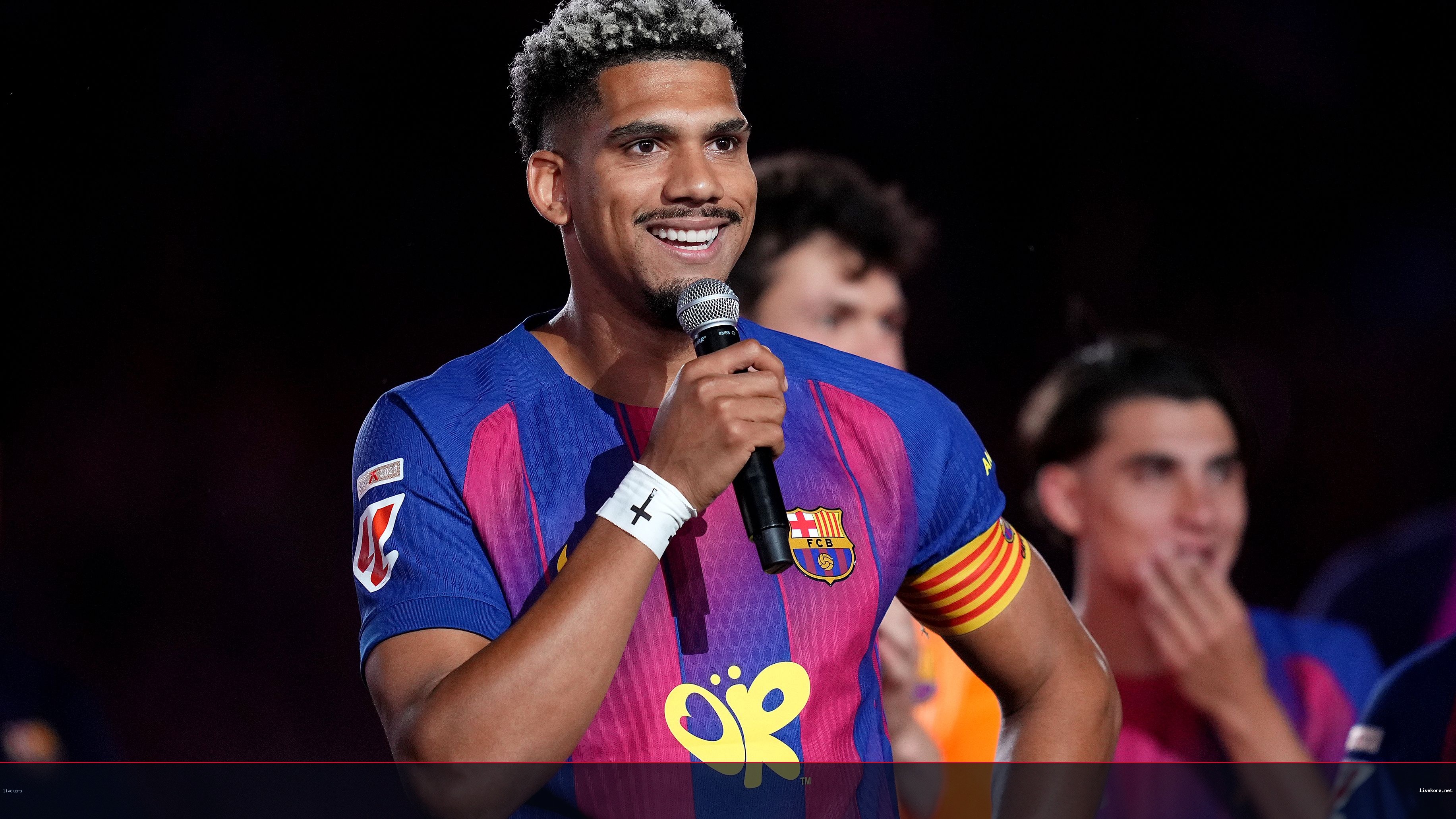 أراوخو يرحل عن برشلونة وينضم إلى ليفربول مع الإعارة