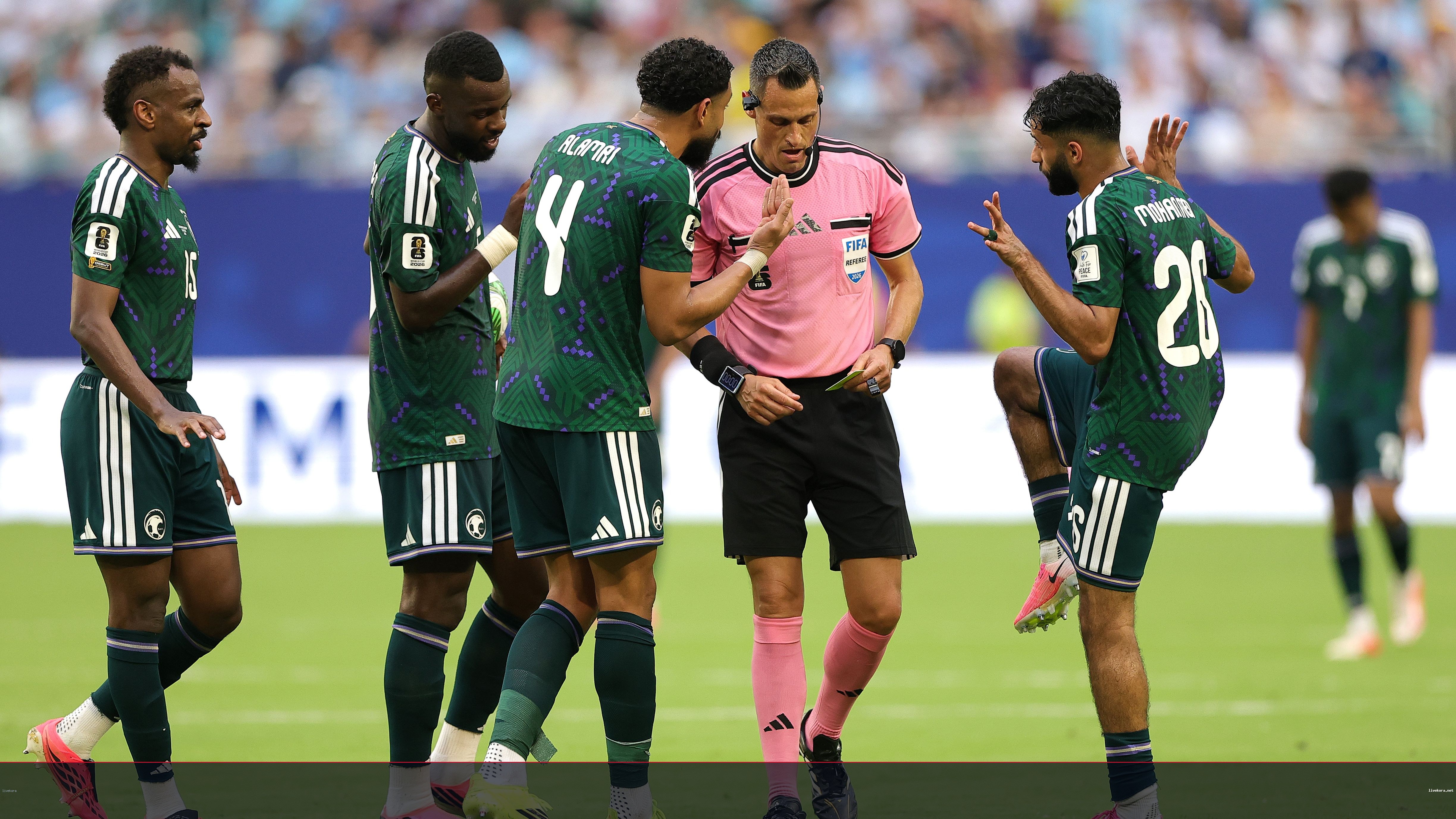 القميص الوردي يلفت الأنظار في مباراة السعودية وأوروجواي