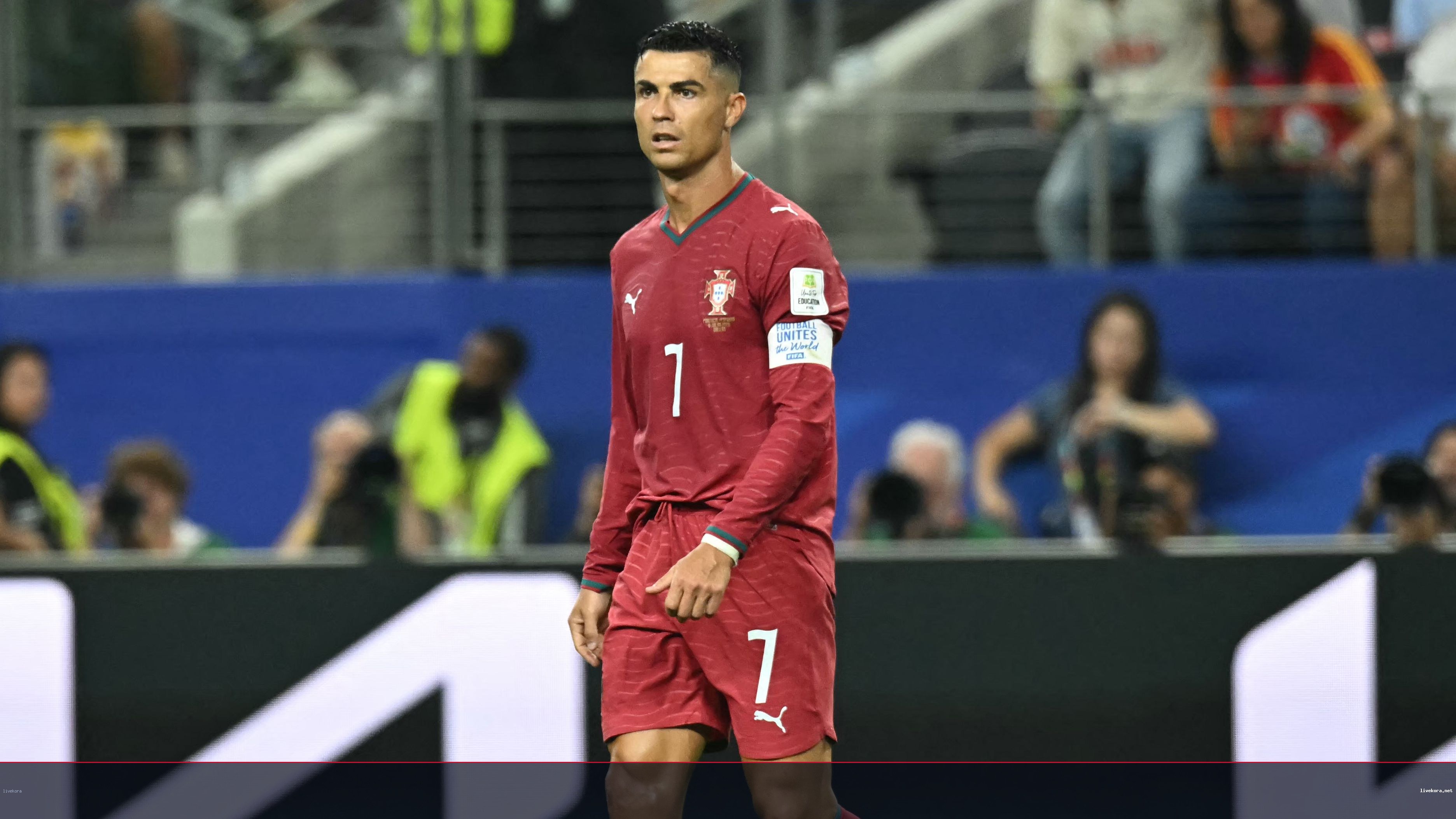 رئيس البرتغال يكرم رونالدو بعد الوداع المونديالي