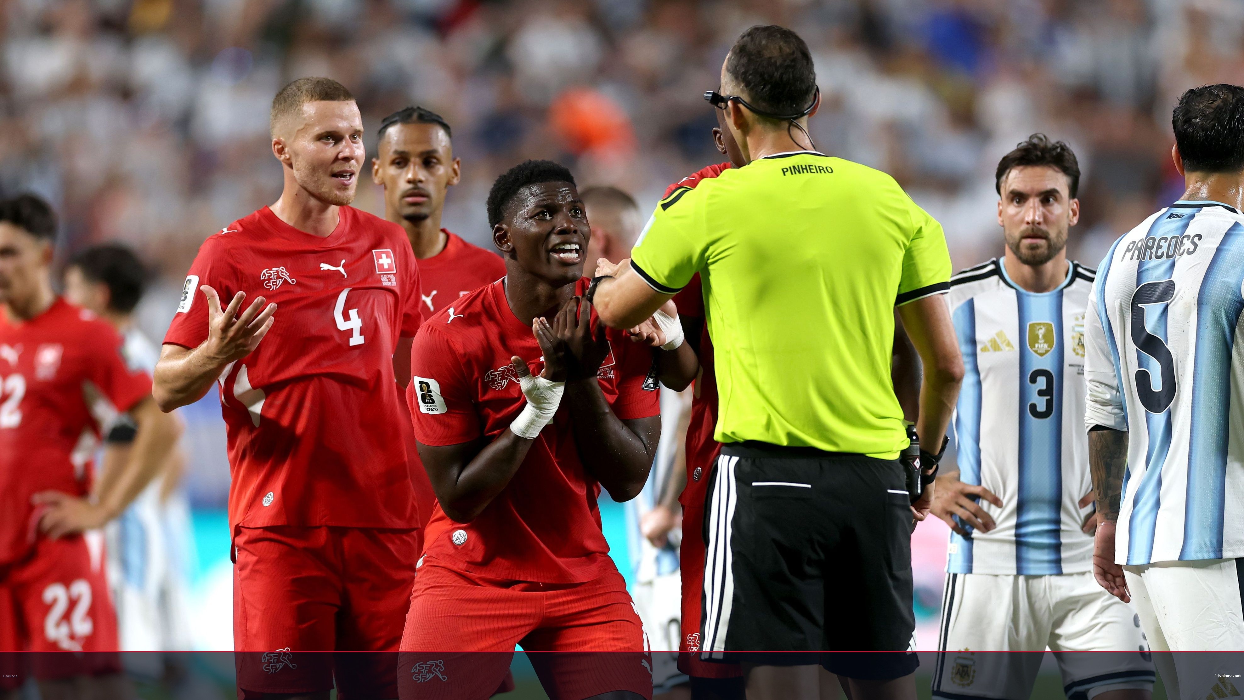 طرد إيمبولو.. تطبيق نادر لقاعدة هوية اللاعب