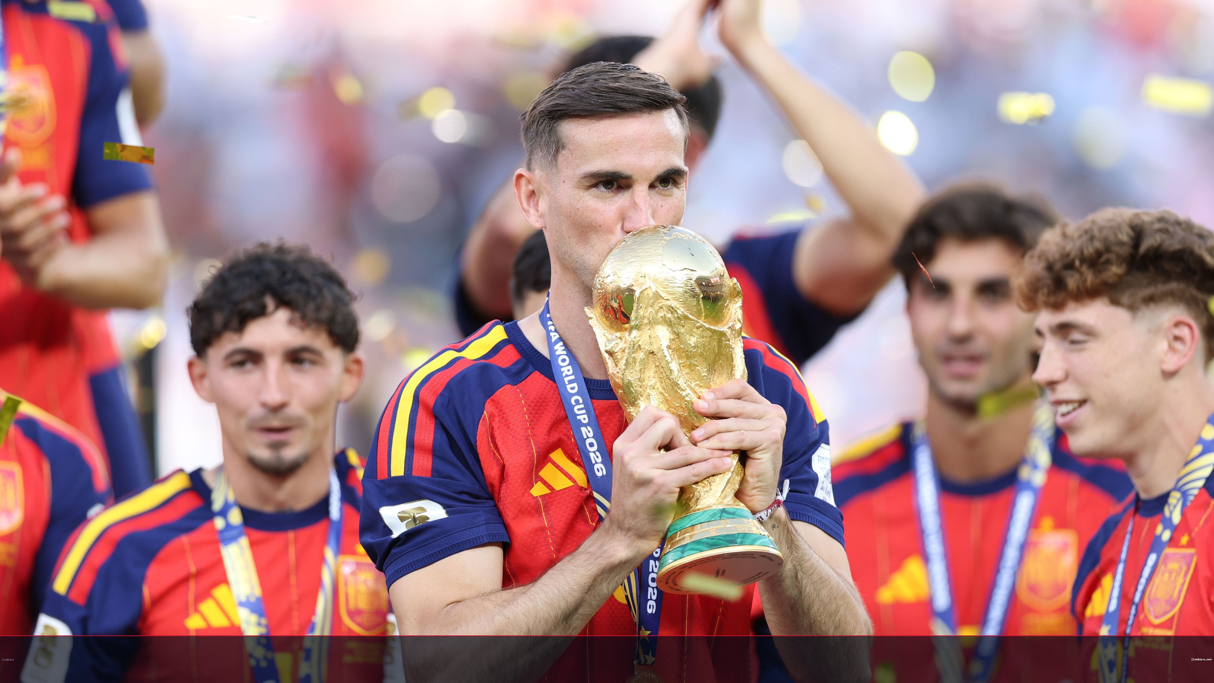 طماطم بوزنهما.. تكريم غريب لجافي وفابيان رويز بعد تتويج إسبانيا