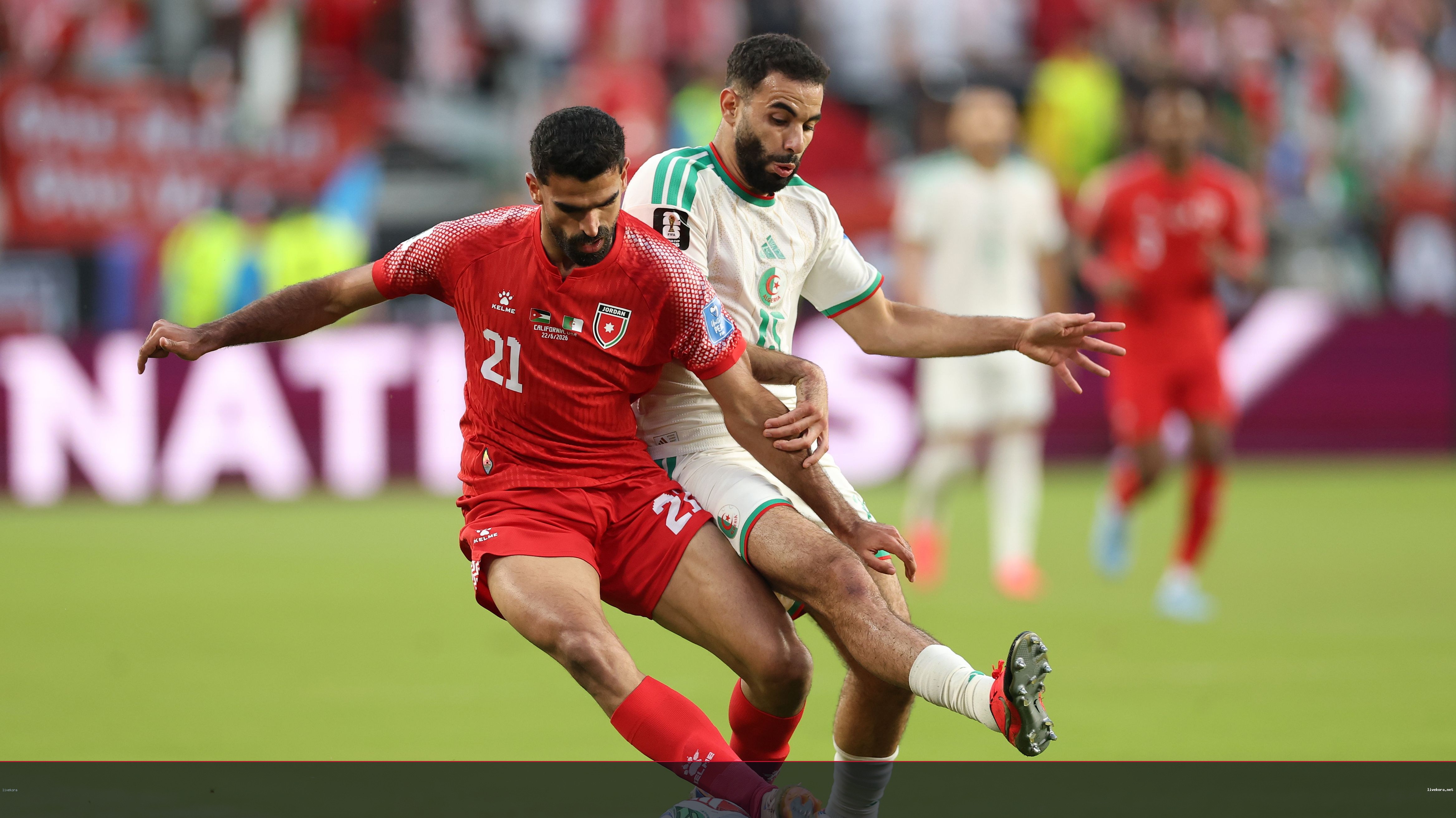 اعتقال 25 شخصاً إثر مشاجرة حامية أثناء مباراة الأردن والجزائر