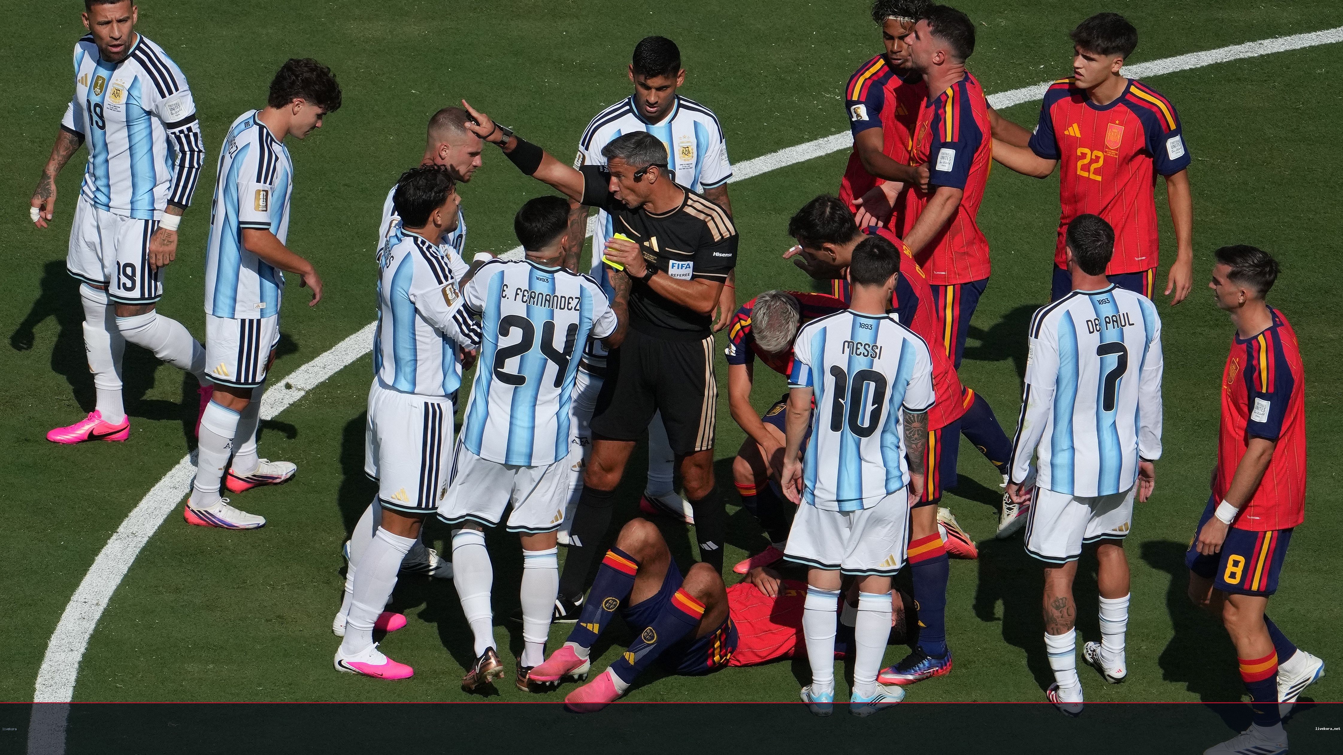 فينسيتش يعلن اعتزاله ويروي تفاصيل حديثه مع ميسي