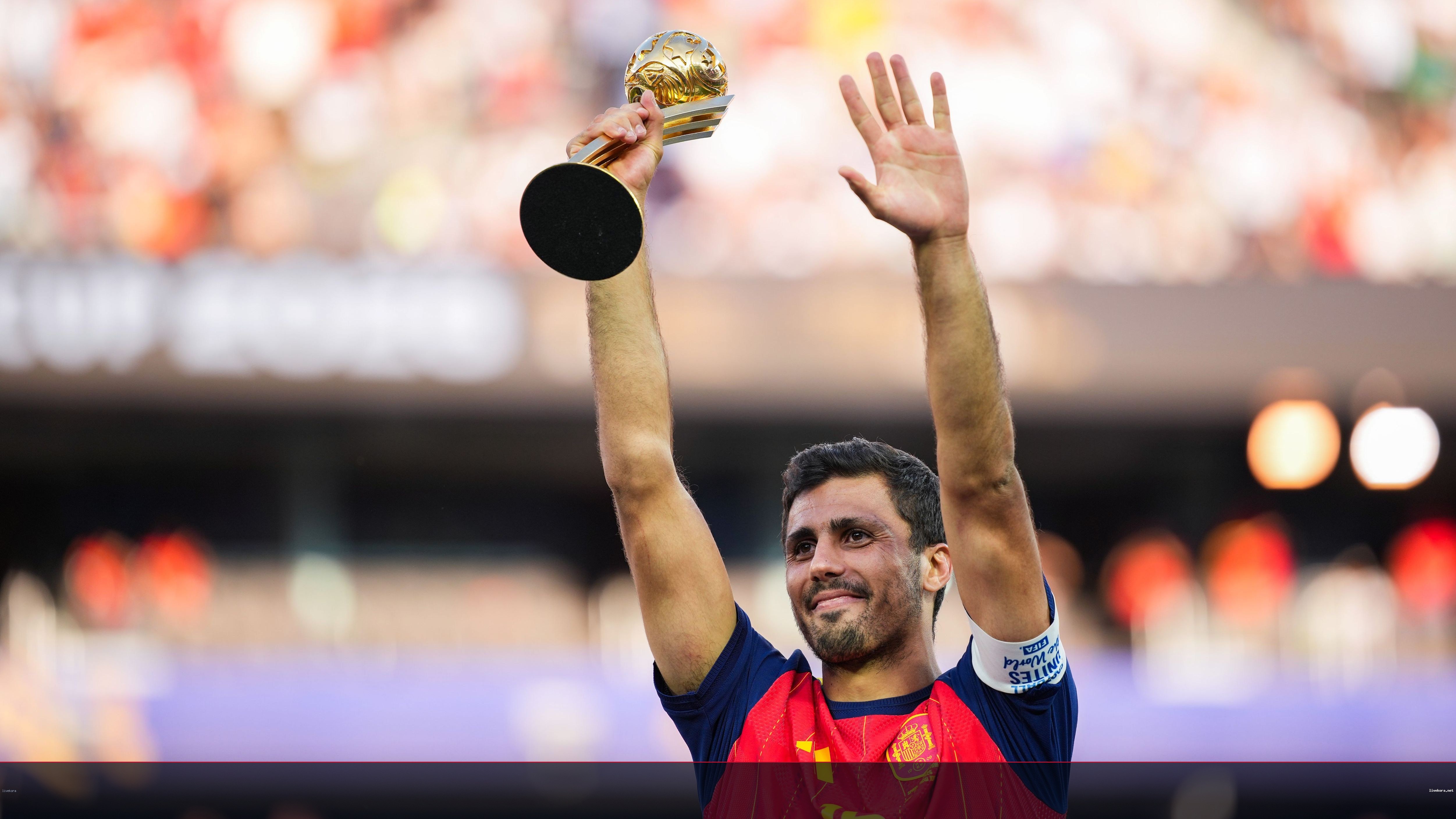 رودري يرفض التجديد وينتظر عرض ريال مدريد