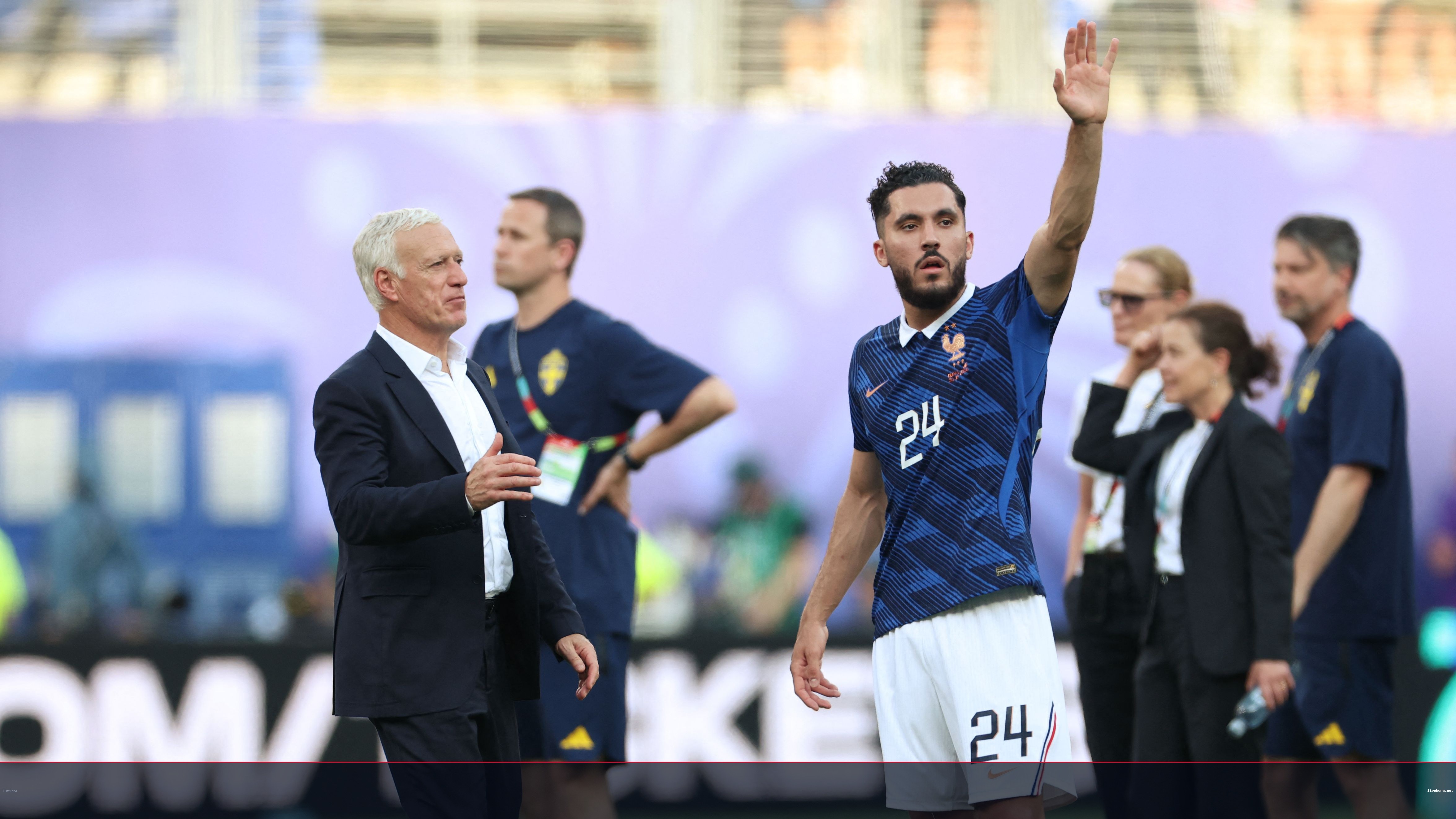 شرقي يثير الجدل بتجاهل ديشامب بعد فوز الديوك