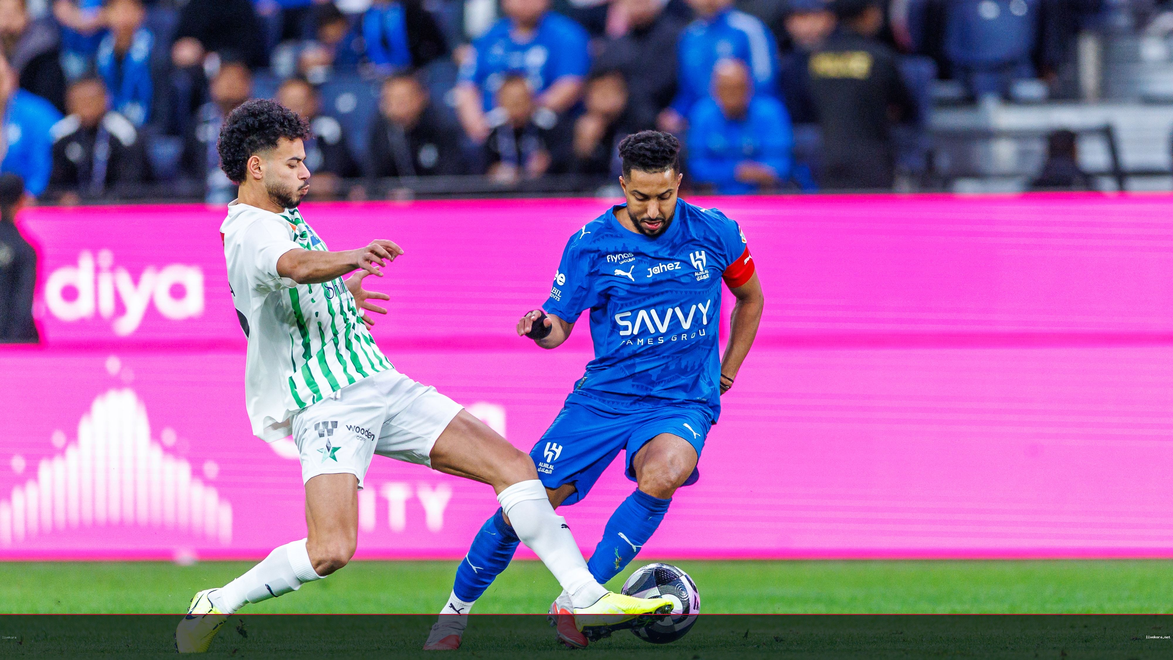 الدوسري يرفض الرحيل عن الهلال ويؤجل قراره