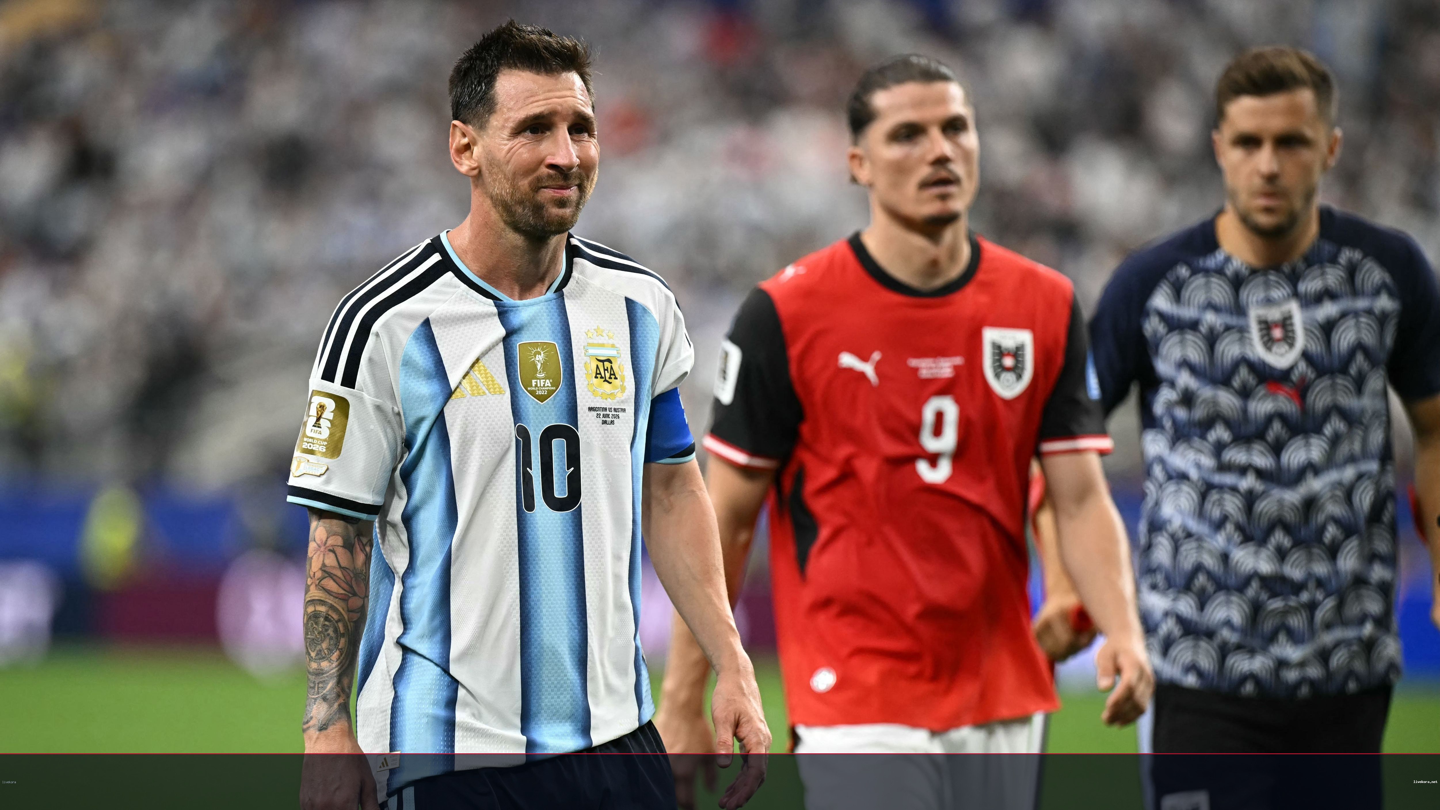 ميسي يرفض طلب سابيتزر بتبديل القميص عقب المباراة