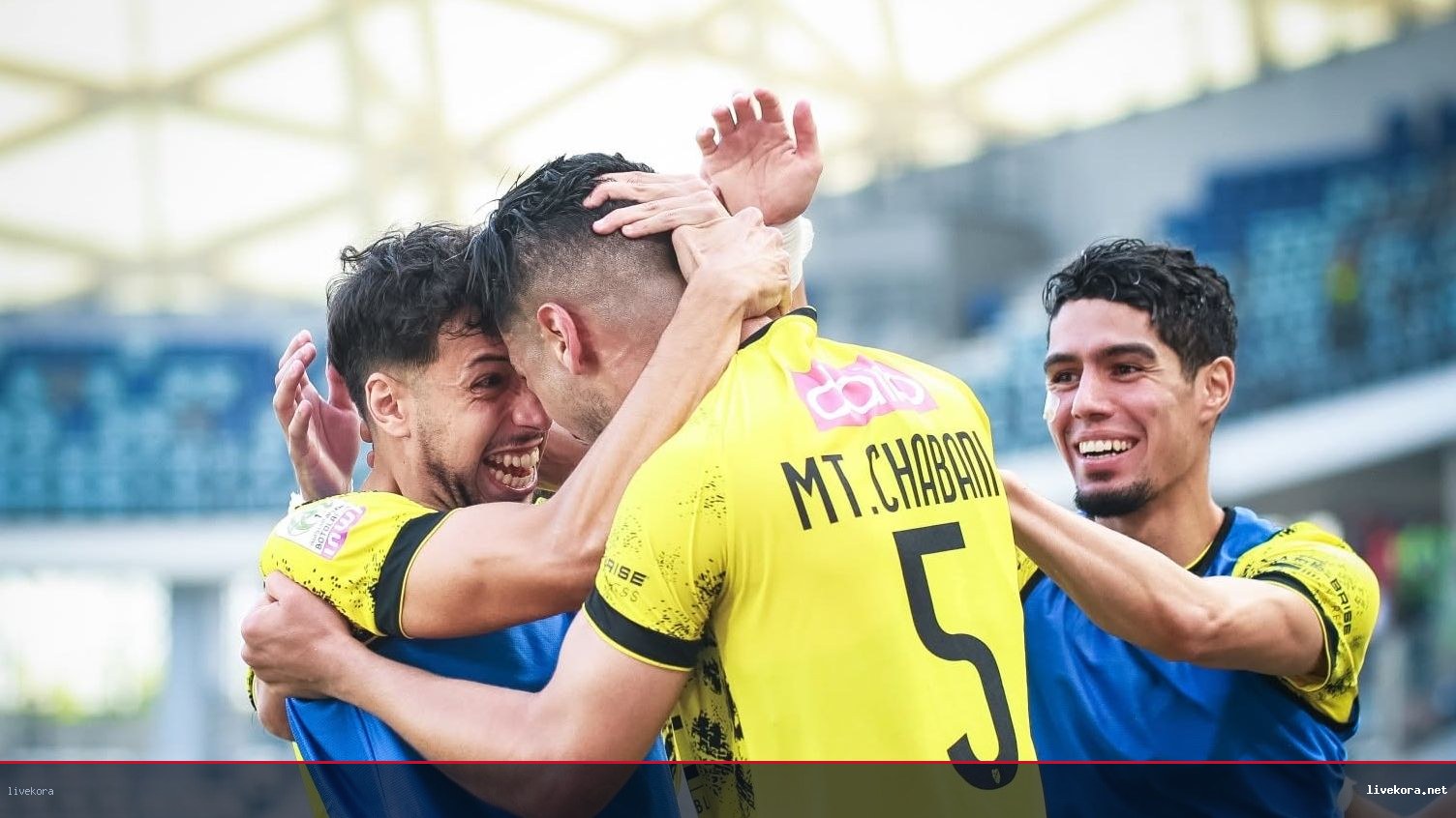 المغرب الفاسي يعتلي الصدارة والوداد يتهاوى في جولة مجنونة