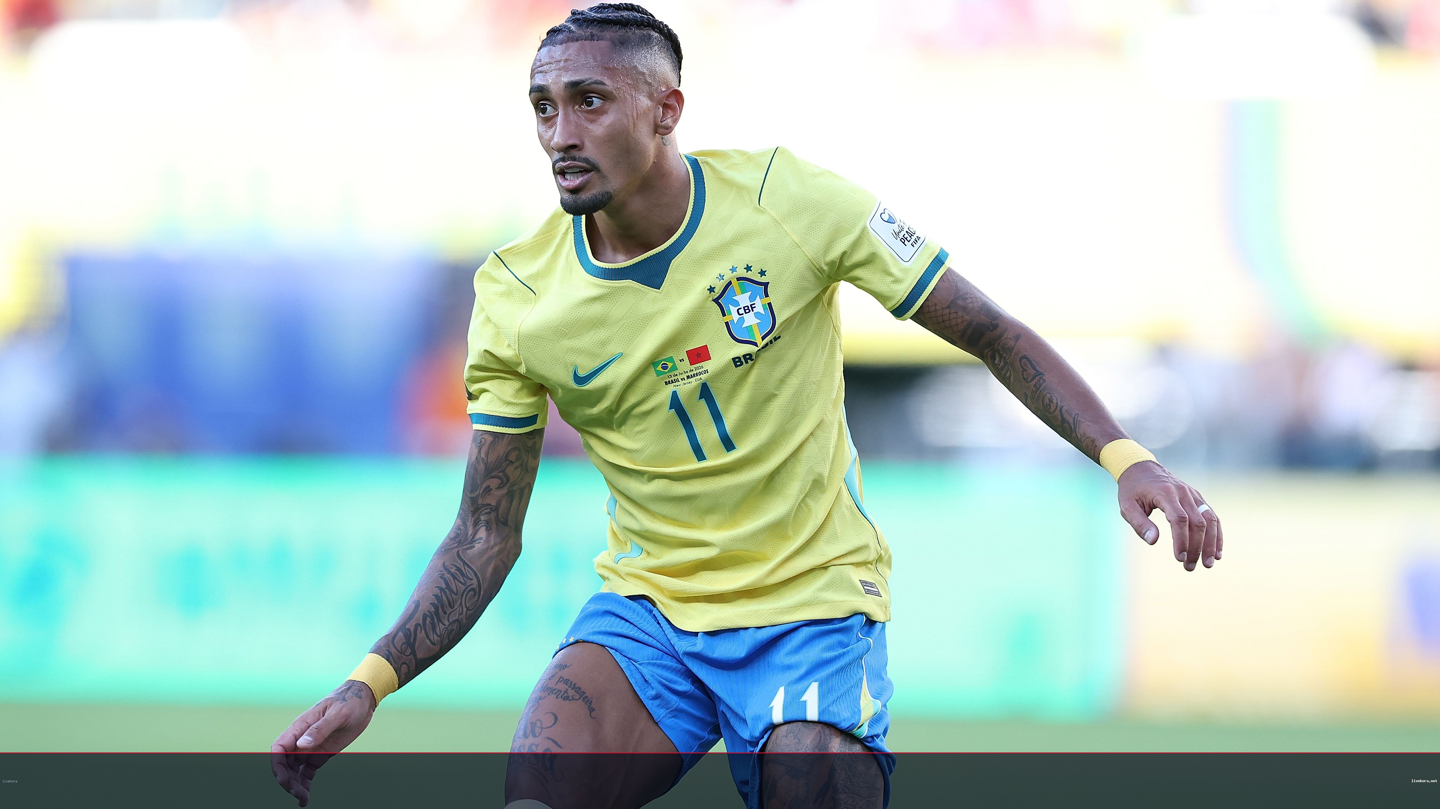 رافينيا يتدرب حافياً قبل مواجهة البرازيل وهايتي