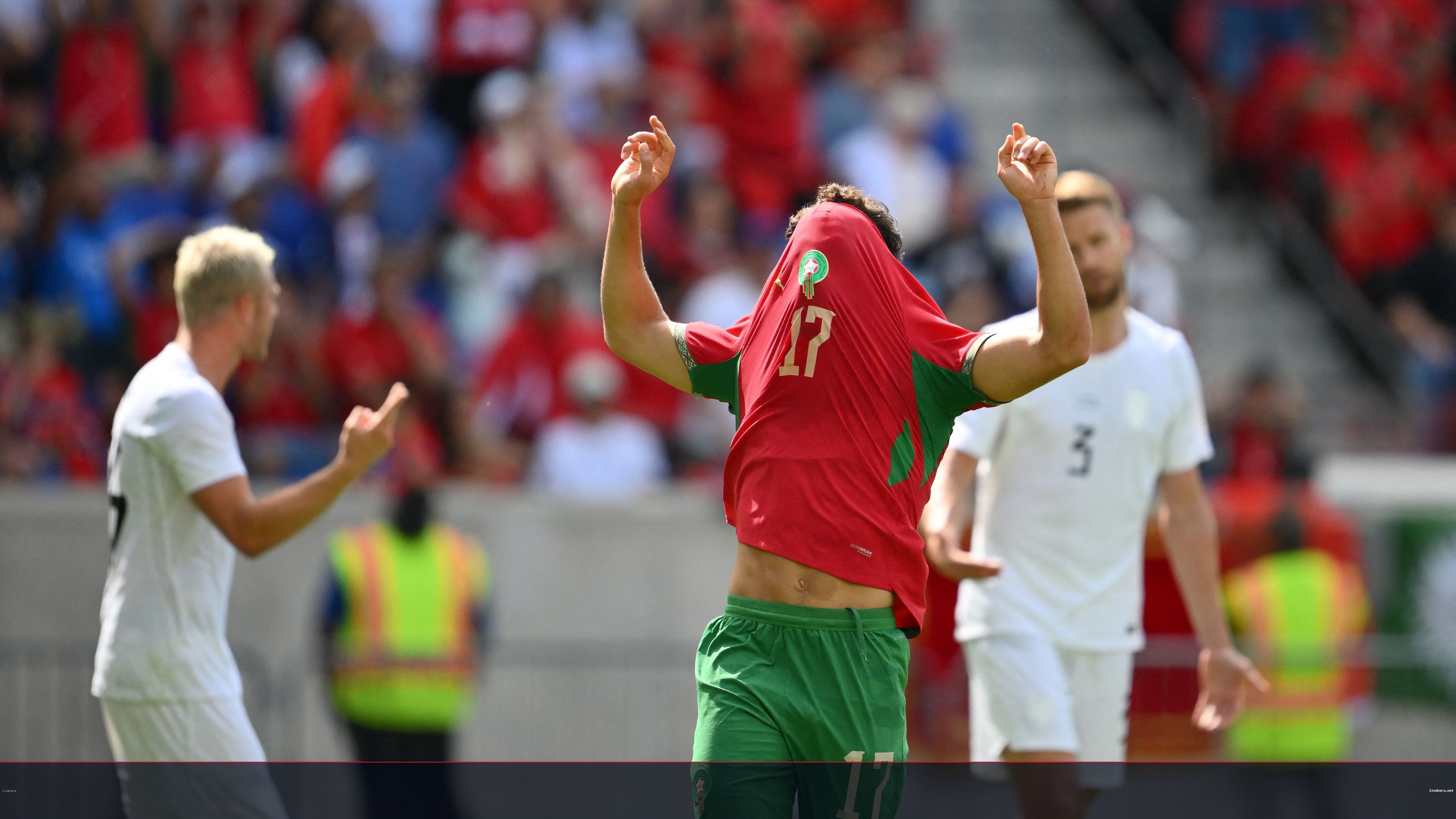 جالطة سراي يضع الزلزولي بديلاً لمارتينيلي وبرشلونة يترقب