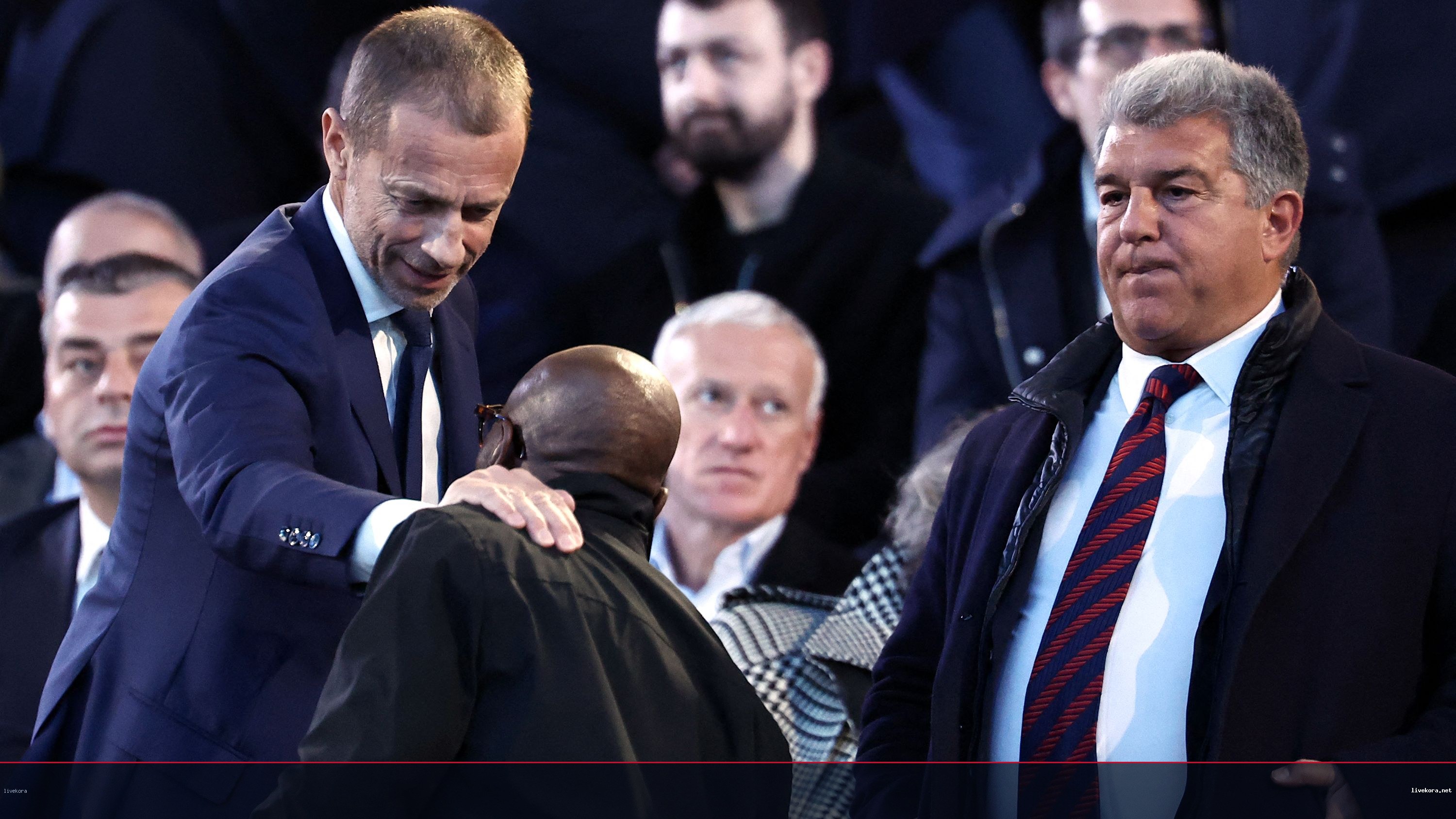 برشلونة يضم قائد منتخب فرنسا لتعزيز دفاعاته