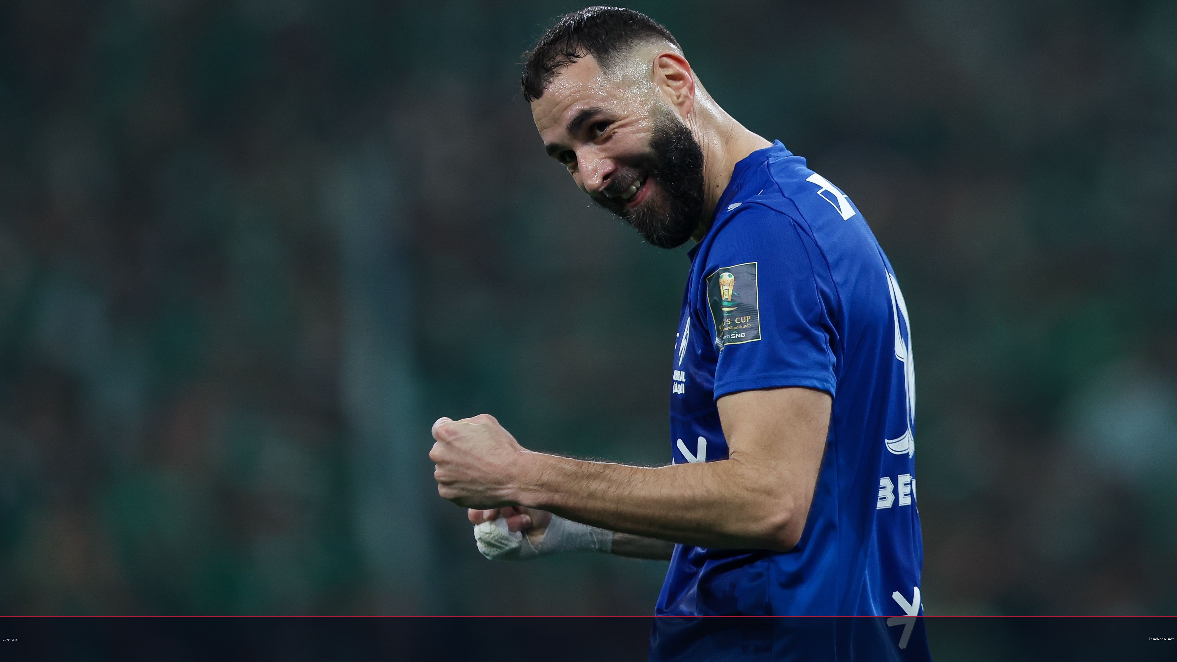 بنزيما يدهش لاعب مولودية الجزائر بطلب قميصه بعد المباراة