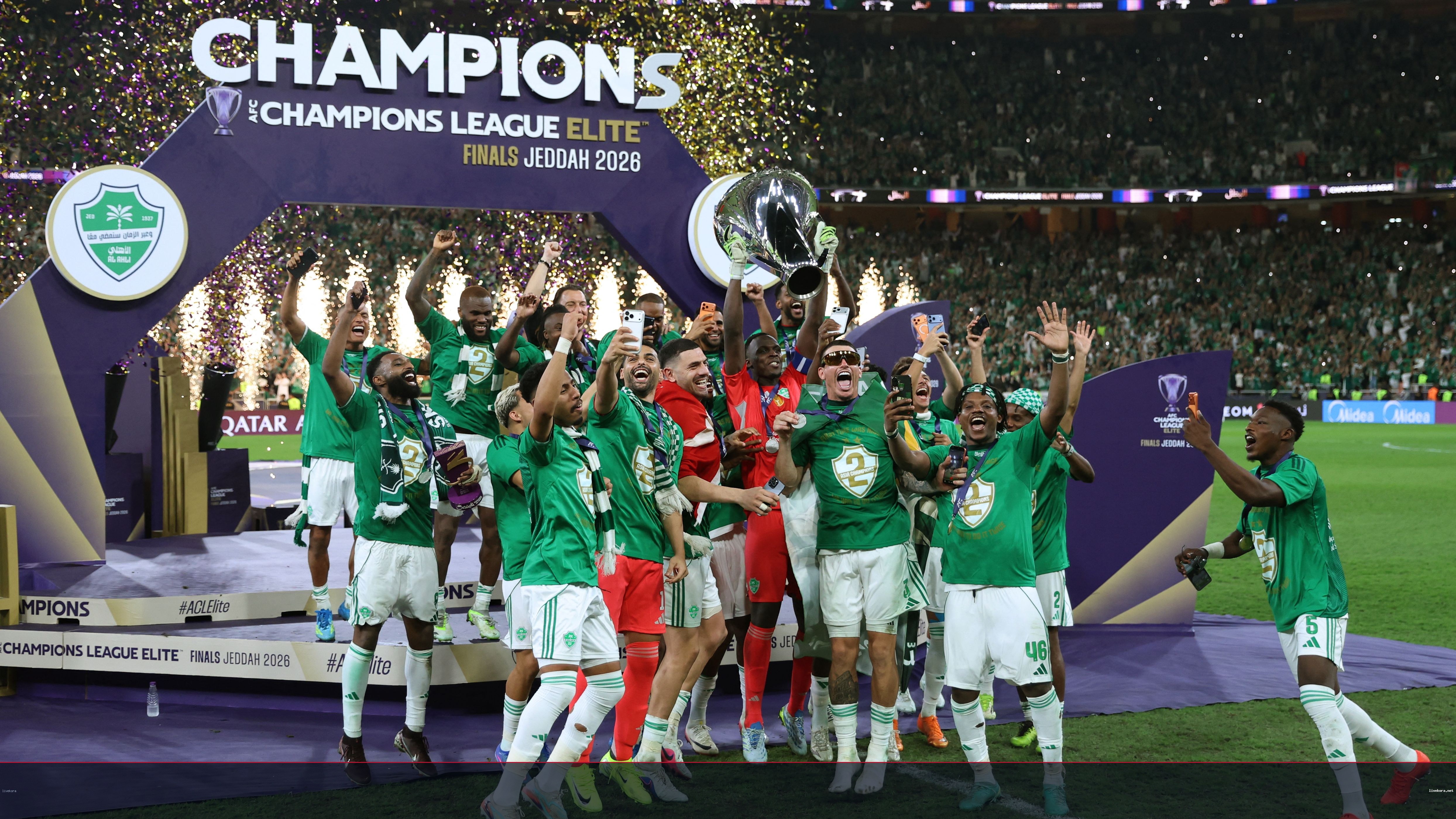 وليد الفراج يبشر جماهير الأهلي بموسم حافل رغم العقبات