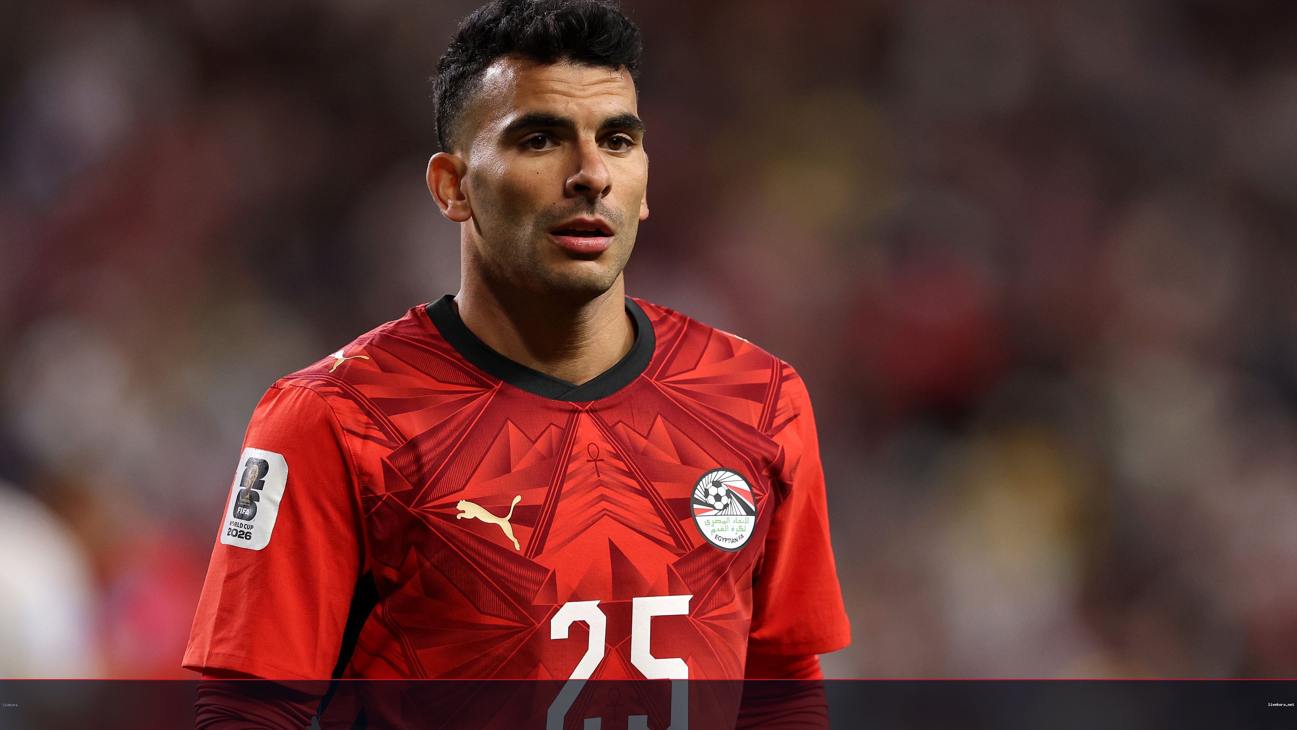 زلزال مصر يوقظ الجمهور وغياب الرياضيين يثير الجدل