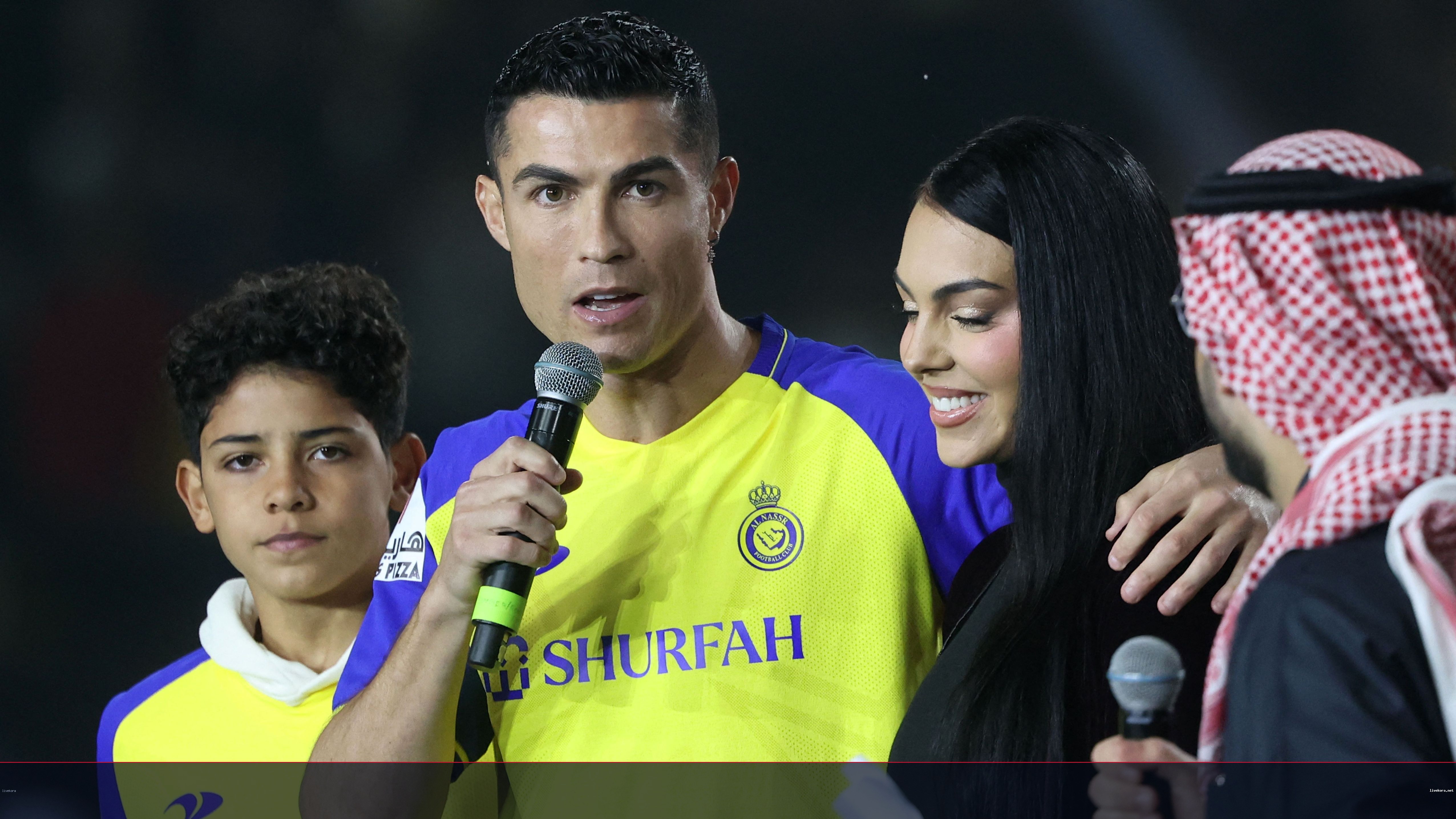 رونالدو يعلن زواجه من جورجينا في حفل عائلي خاص