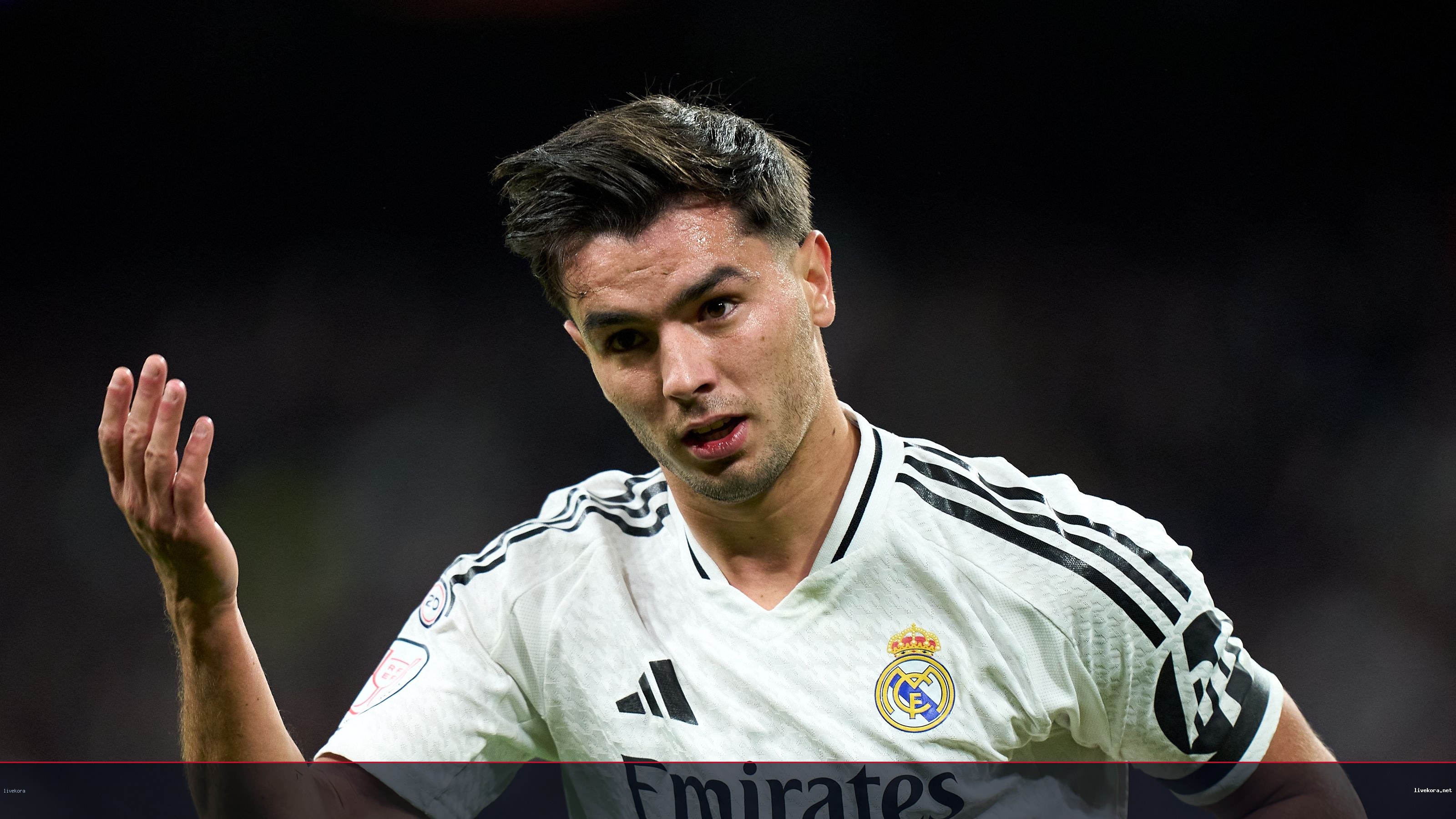 دياز يجبر مشجع برشلونة على خلع قميصه ويمنحه قميصه