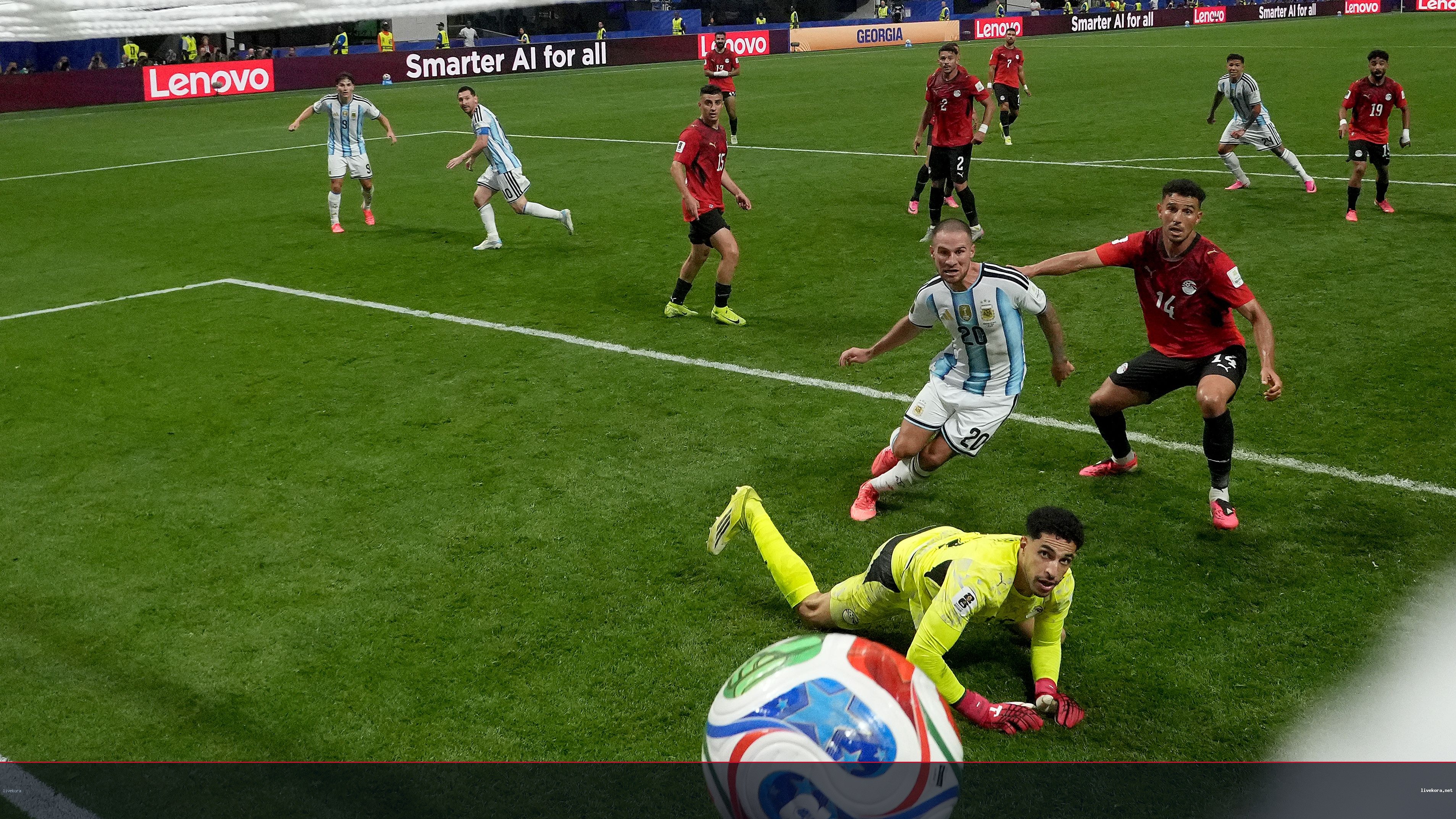 فيفا يحتفى بثلاثية الأرجنتين الدراماتيكية في شباك مصر