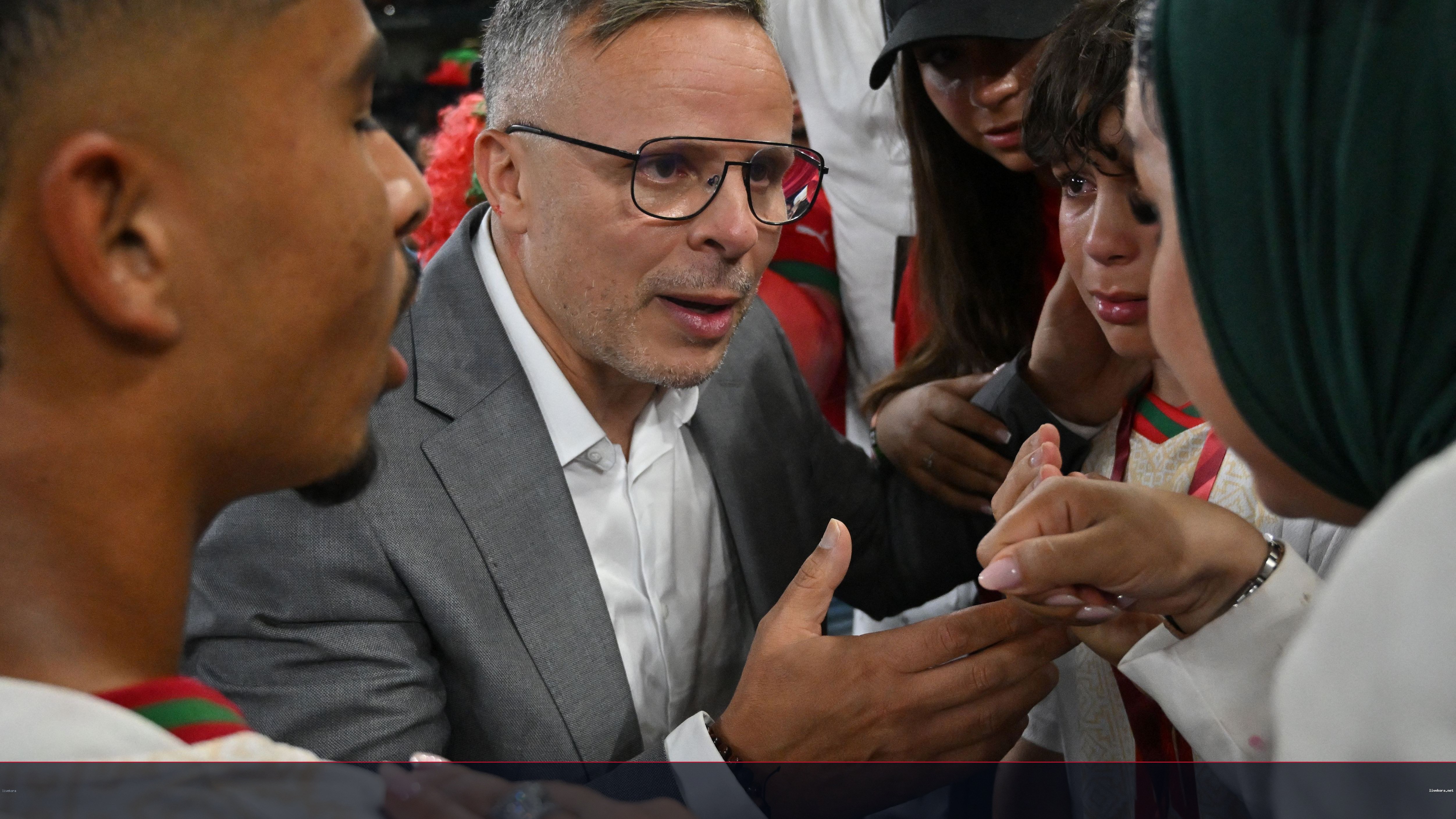 وهبي يسرق الأضواء ويعانق أسرته بعد إسقاط هولندا
