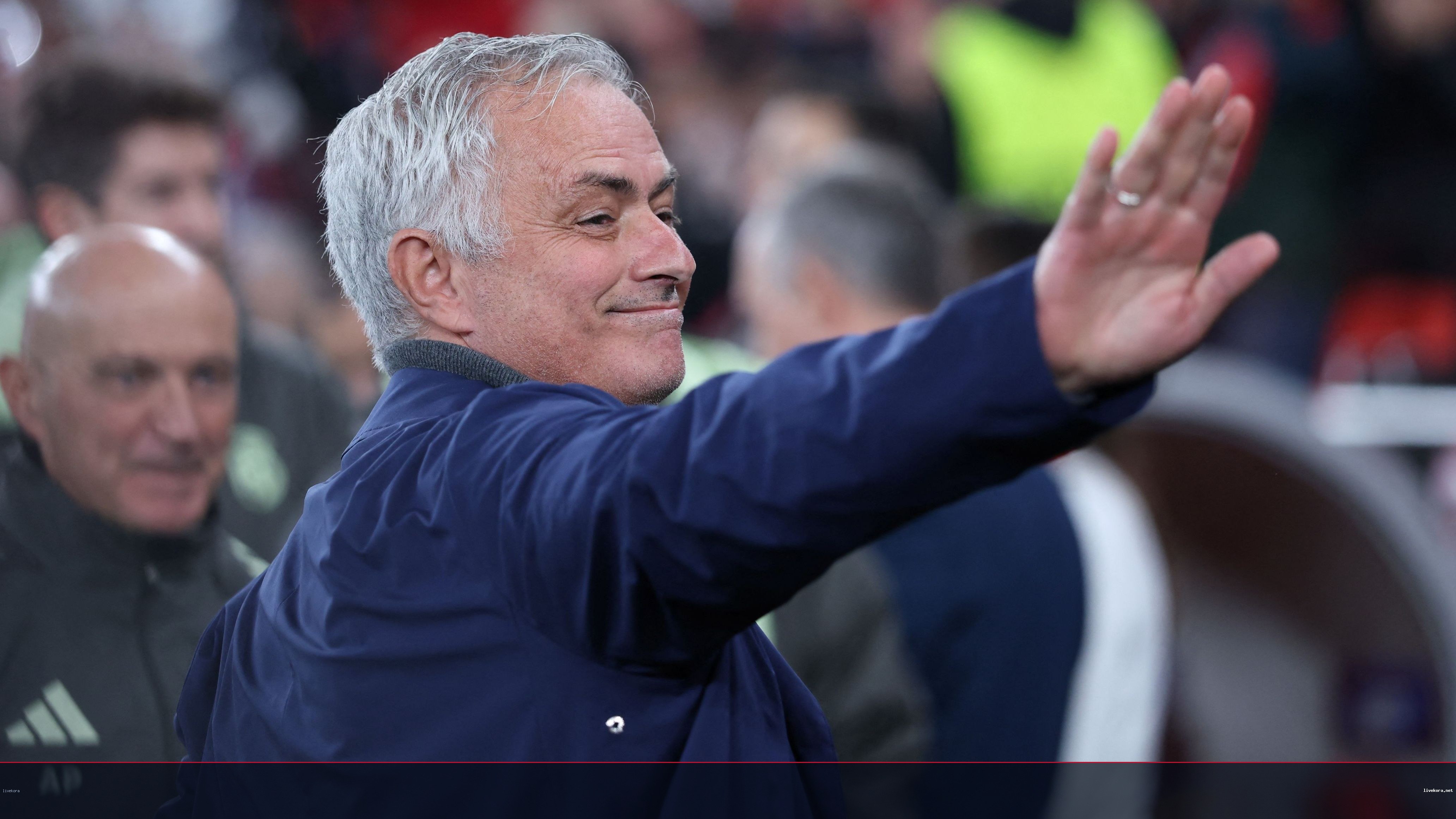 مورينيو ينفي ظهوره بقميص ريال مدريد