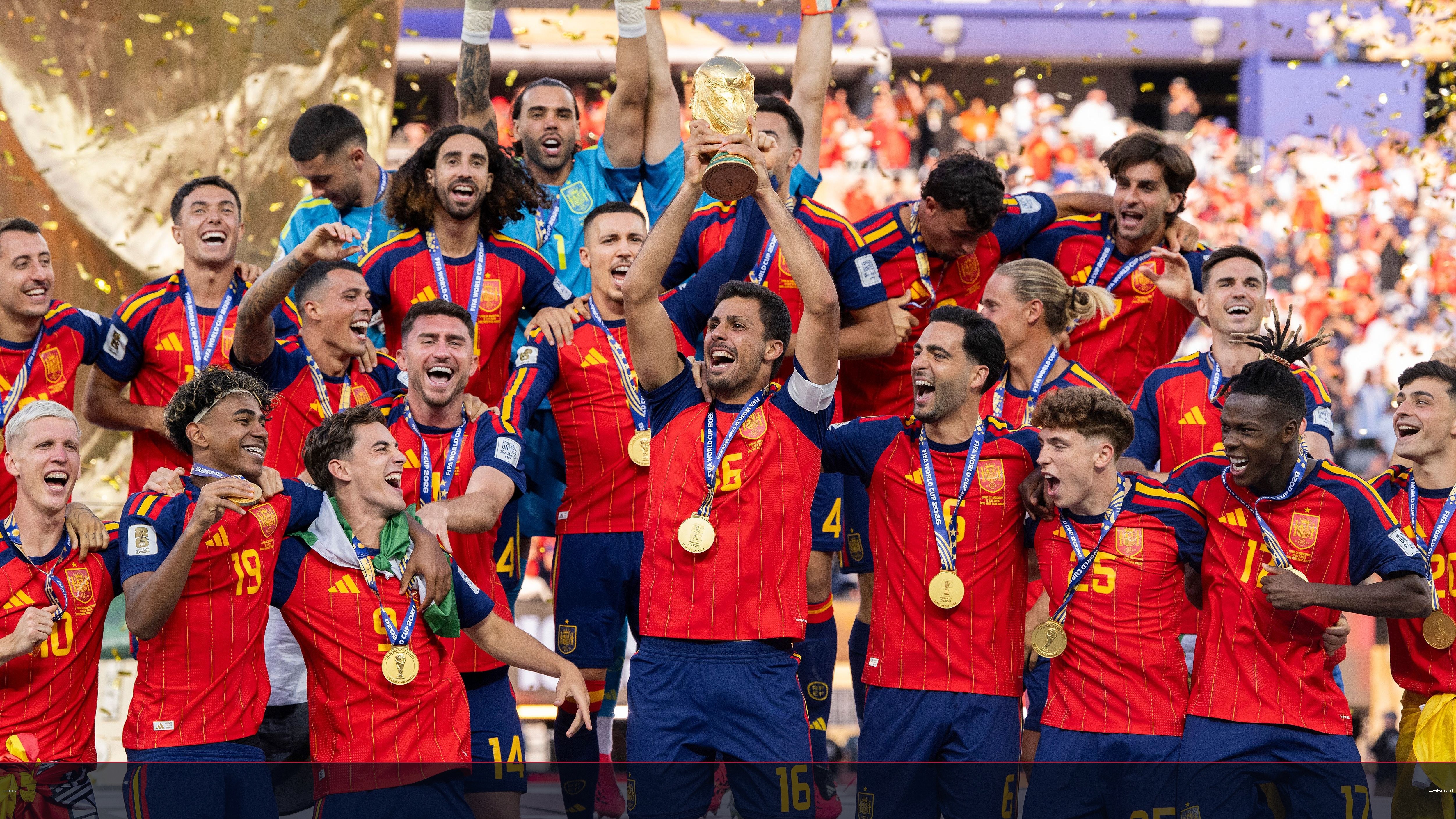 رودري يحمل الكأس.. مدريد تزين لاستقبال أبطال العالم