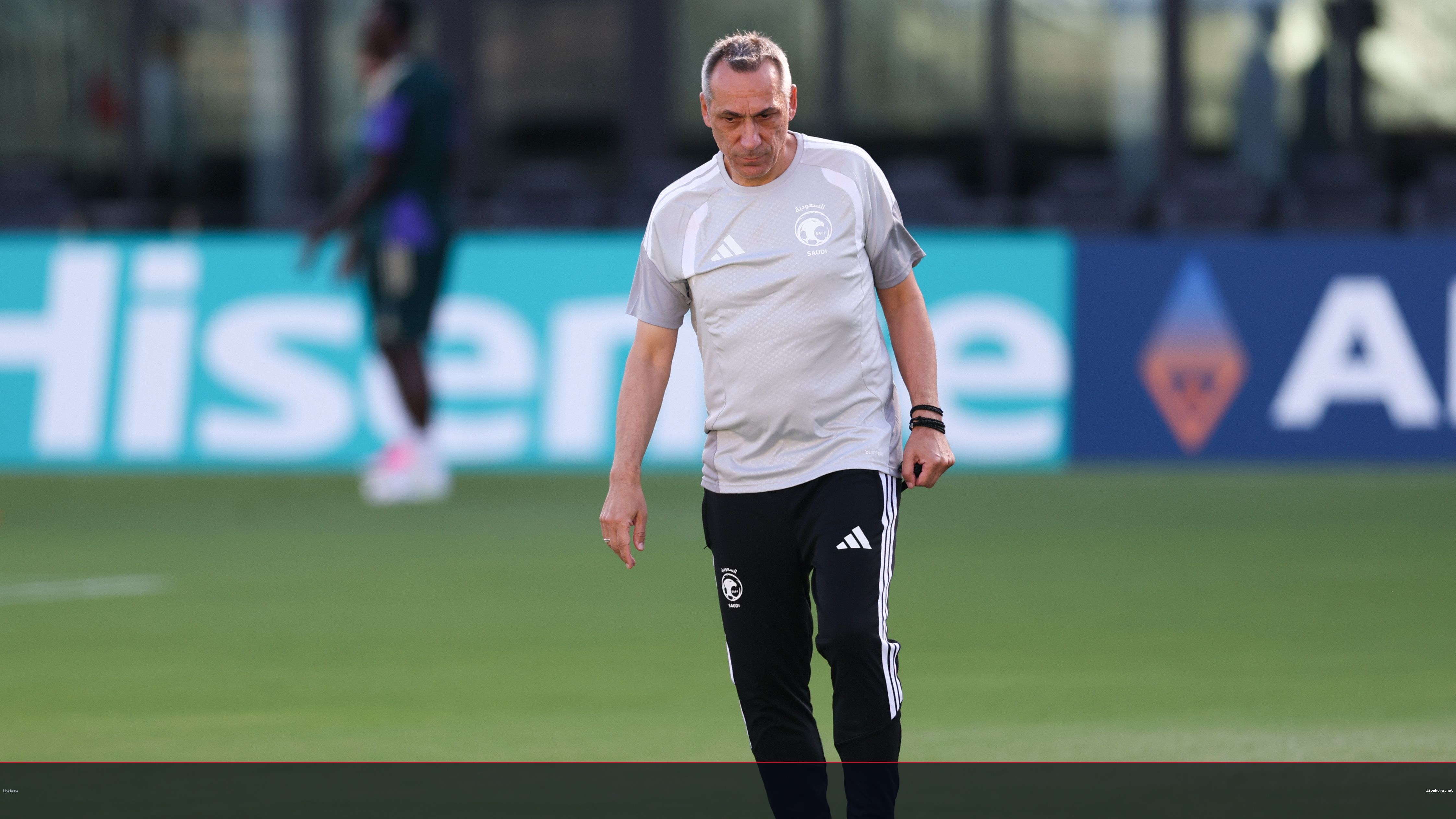 مفاتيح مفاجأة إسبانيا.. الجابر يوجه دونيس لتصحيح أخطاء أوروجواي