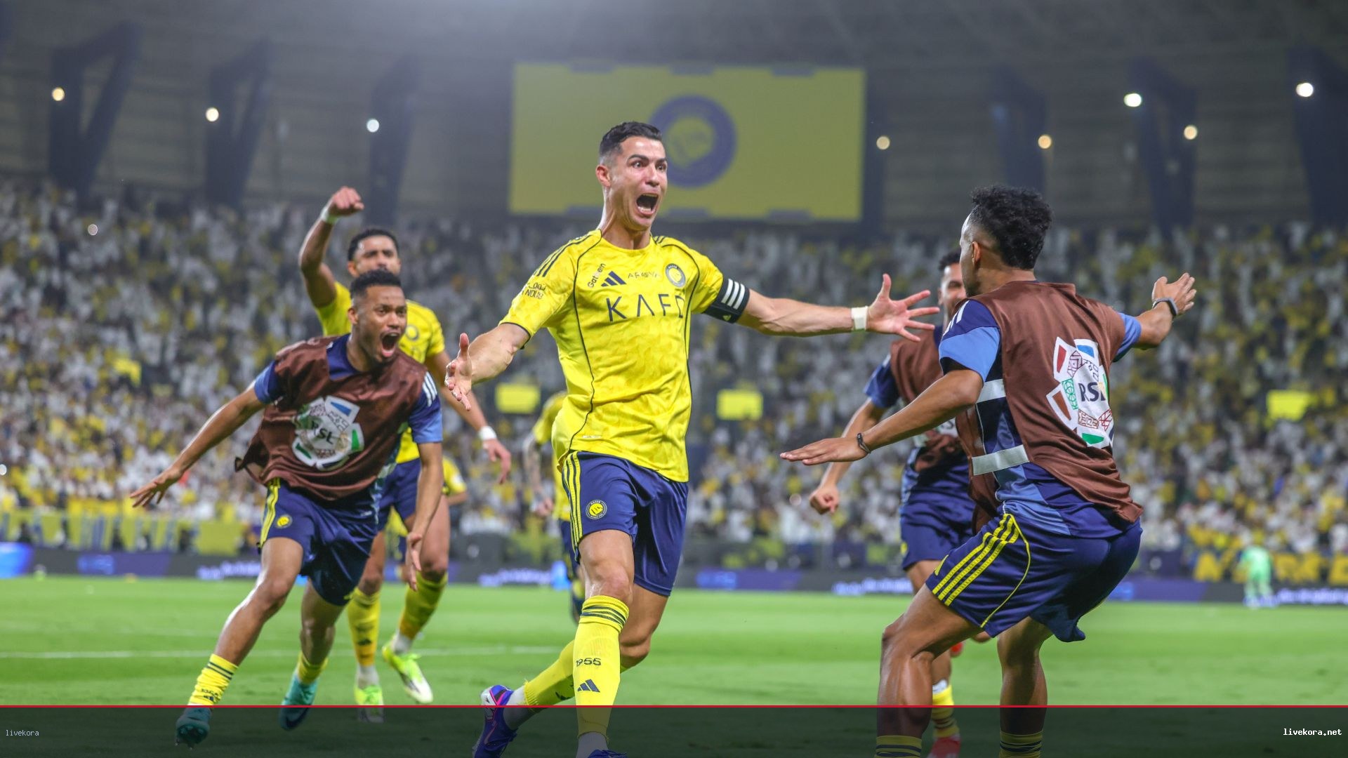 رونالدو يسخر من شائعات زفافه وسط احتشاد جماهيري في ماديرا
