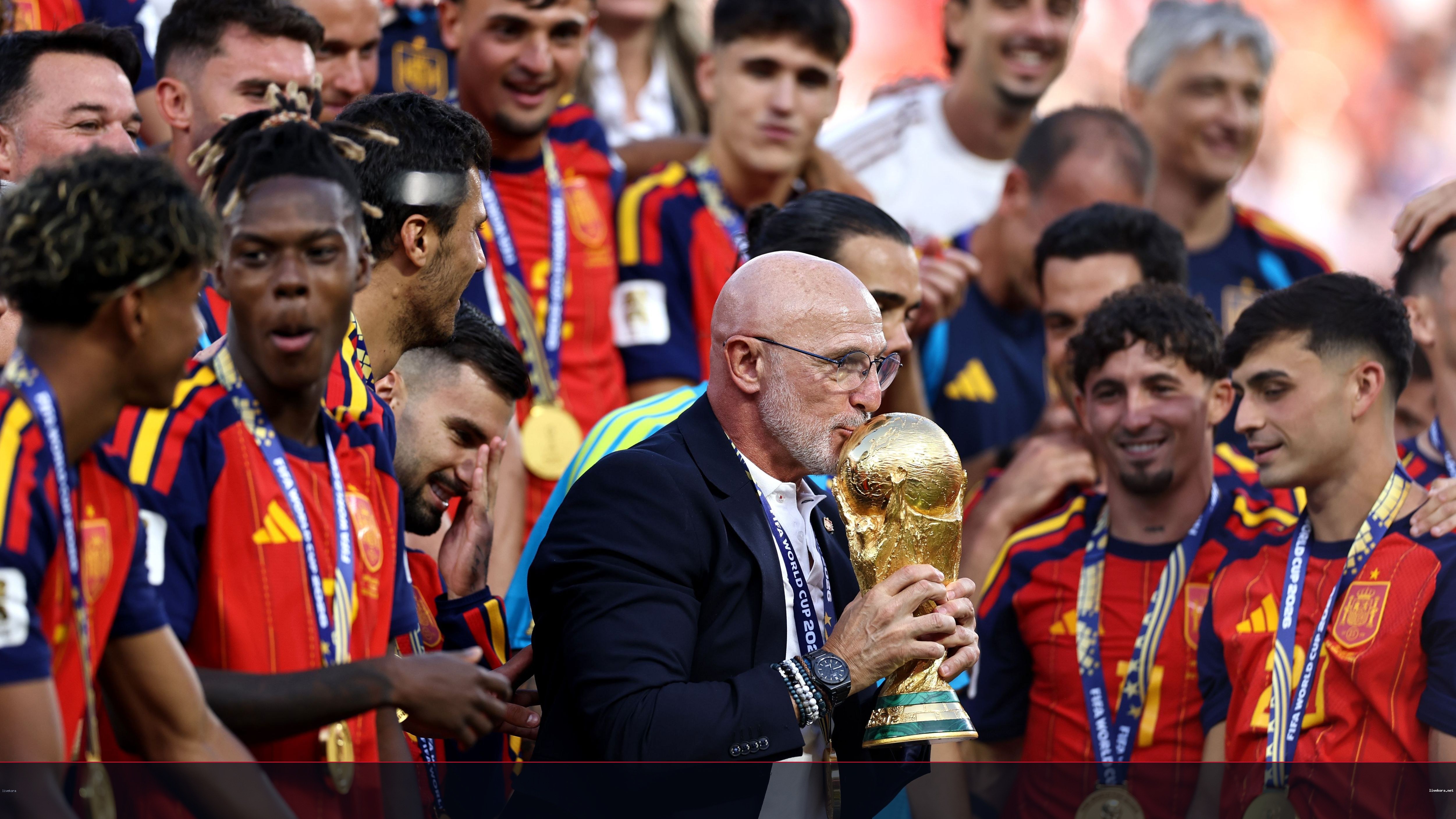 دي لا فوينتي يحتفل بكأس العالم في مقر صحيفة آس